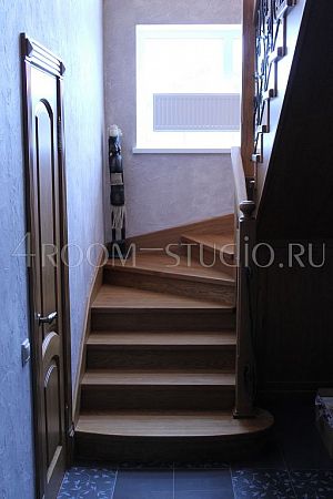 Лестница и двери в доме пос. Новиково (Капитан)